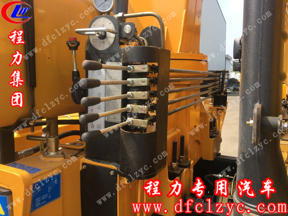 東風多利卡D8一拖二帶吊清障車操作桿