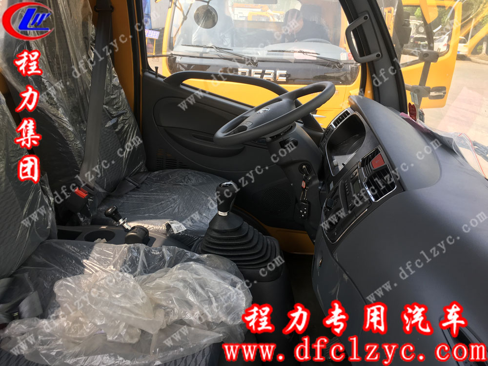 東風多利卡D8一拖二帶吊清障車內(nèi)飾