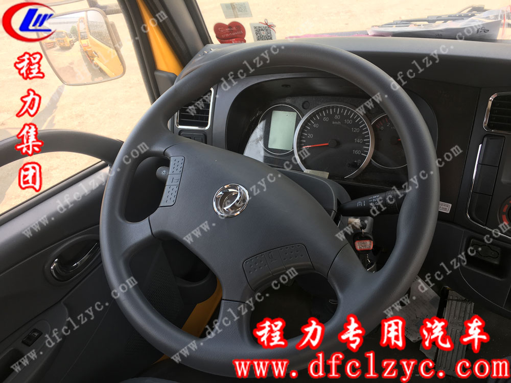 東風多利卡D8一拖二帶吊清障車內(nèi)飾