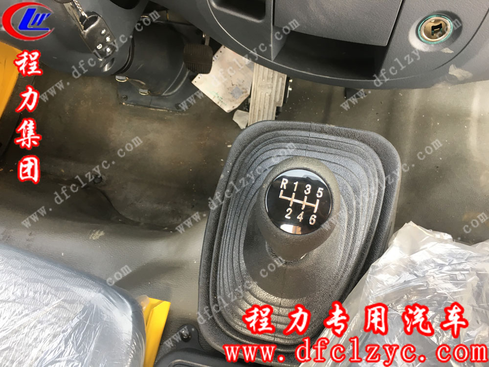 東風多利卡D8一拖二帶吊清障車內(nèi)飾