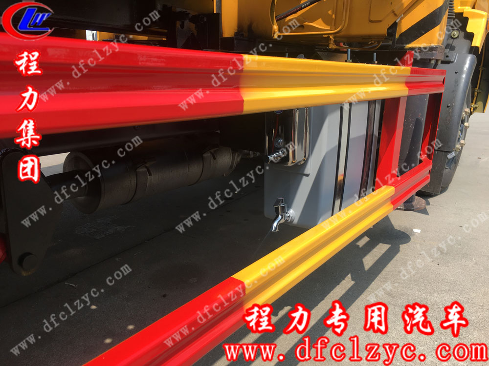 東風多利卡D8一拖二帶吊清障車洗手箱
