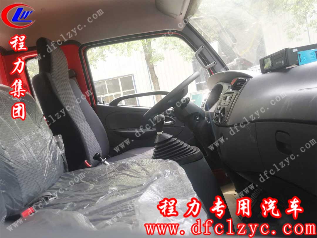 湖北程力東風福瑞卡隨車吊內(nèi)飾圖