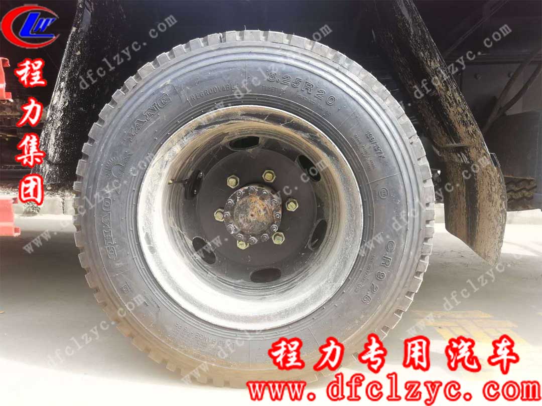 湖北程力東風福瑞卡隨車吊輪胎細節(jié)圖